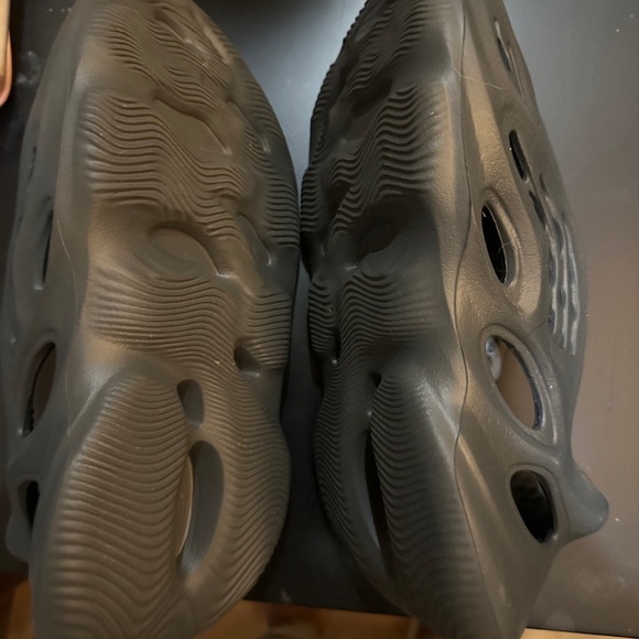 Carbon yeezy foam runner - Picture 2 of 3